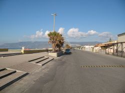 Uno scorcio di Viale Autonomia, lungomare di San Ferdinando (Calabria).
