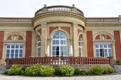 Uno scorcio di villa Le Cercle a Deauville, Normandia (Francia). Tipica costruzione in stile Napoleone III°, questa elegante dimora si presenta con una terrazza a tetto piatto e facciata ...