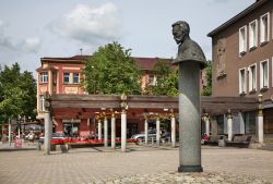 Uno scorcio di Vilniaus Street nel centro di Siauliai, Lituania. Con circa 135 mila abitanti, Siauliai è la quarta città più popolosa del paese - © Shevchenko Andrey ...