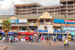Uno scorcio di vita quotidiana nel centro di Kigali, Ruanda (Africa). I mototaxi sono il principale mezzo di trasporto pubblico - © Roel Slootweg / Shutterstock.com
