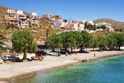 Uno scorcio di Vlychadia beach sul'isola di Kalymnos, arcipelago del Dodecaneso (Grecia) - © Theastock / Shutterstock.com