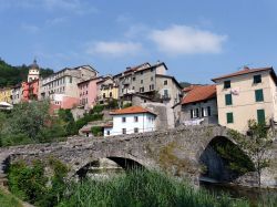 Uno scorcio di Voltaggio in Piemonte, provincia di Alessandria. In primo piano un ponte medievale. - © Davide Papalini - CC BY-SA 3.0, Wikipedia