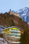 Uno scorcio di Werfen e del castello, Austria. Questa bella fortezza è apparsa in numerosi film fra cui Dove osano le aquile.



