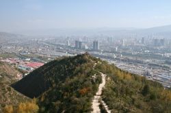 Uno scorcio di Xining city e la Montagna Beishan in Cina. E' una delle città più inquinate di tutta la cina