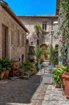 Uno scorcio estivo del borgo medievale di Fara in Sabina nel Lazio