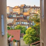 Uno scorcio estivo della cittadina di Auch, Francia. Il centro storico si scopre passegiando nelle sue caratteristiche stradine su cui si affacciano case antiche.

