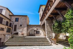 Uno scorcio fotografico del centro storico di Spello, Umbria. Chi desidera tuffarsi nelle tradizioni medievali più autentiche dell'Umbria può visitare questo territorio in ...