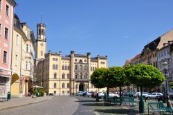 Uno scorcio fotografico del centro storico di Zittau, Sassonia, Germania. Sullo sfondo, il maestoso palazzo che ospita il Rathaus.
