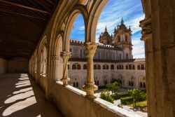 Uno scorcio fotografico del chiostro del monastero di Alcobaca, Portogallo. Venne costruito durante il regno di Dionigi I° ed è uno dei chiostri cistercensi più grandi d'Europa. ...