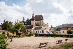 Uno scorcio fotografico del villaggio sassone di Biertan, Romania. Il complesso fortificato, danneggiato da un terremoto nel 1977, è stato oggetto di importanti restauri, in particolare ...