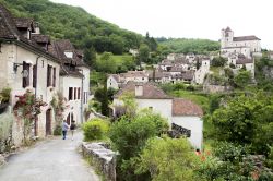 Uno scorcio fotografico di Conques, Francia. E' un comune del dipartimento dell'Aveyron nella regione della Linguadoca-Rossigliano-Midi-Pirenei.
