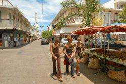 Uno scorcio fotografico di Saint Denis sull'isola de La Réunion, Francia d'oltremare. Gente a spasso nella strada pedonale della città soprannominata la "Parigi dell'oceano ...