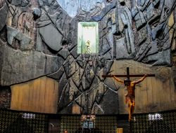 Uno scorcio interno del santuario di Arantzazu, Paesi Baschi, Spagna. Questo luogo è conosciuto soprattutto per la Chiesa di Nuestra Senora, meta favorita di molti pellegrini - © ...