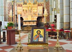 Uno scorcio interno della chiesa neogotica di San Giuseppe a Ostenda, Belgio. La sua costruzione risale al 1897 - © skyfish / Shutterstock.com