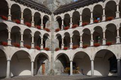 Uno scorcio interno dello Stockalper Palace a Briga, Svizzera. La costruzione in stile barocco fu iniziata nel 1658 per volere del barone Kaspar Jodok von Stockalper da giovane - © Carl ...