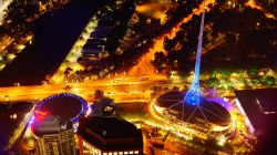 Uno scorcio notturno dall'alto della città di Melbourne con i suoi monumenti (Australia).

