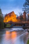 Uno scorcio notturno del castello di Olsztyn, Polonia. L'antico castello, dove visse anche Copernico, è oggi sede del Museo della Varmia-Masuria.
