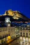 Uno scorcio notturno del centro di Alicante, Spagna, con il castello di Santa Barbara sullo sfondo.

