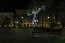 Uno scorcio notturno del centro di Chiavari con decorazioni natalizie, Liguria. Dai mercatini alle iniziative promosse dall'amministrazione comunale, durante il periodo di Natale Chiavari ...