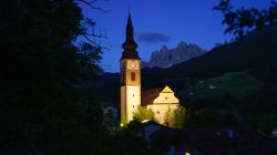 Uno scorcio notturno del centro di Santa Maddalena, Val di Funes, Alto Adige. Questa graziosa località si trova ai piedi del Gruppo delle Odle.
