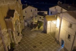 Uno scorcio notturno del villaggio di Rivisondoli, provincia de L'Aquila, Abruzzo. Il borgo abruzzese è un vero e proprio gioiello abbarbicato sulla roccia con stradine strette e ...