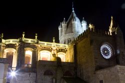 Uno scorcio notturno della cattedrale di Evora, Portogallo. Questo monumento religioso si riconosce subito per la caratteristica forma oltre che per l'insieme delle torrette coniche poco ...