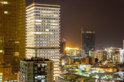 Uno scorcio notturno della città di Luanda, Angola. Siamo nella parte nord occidentale del paese dove Luanda si affaccia sulla costa atlantica.
