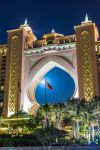 Uno scorcio notturno dell'Atlantis Hotel di Dubai, Emirati Arabi Uniti. Costruito su un'isola artificiale, è un lussuoso albergo a 5 stelle - © S-F / Shutterstock.com