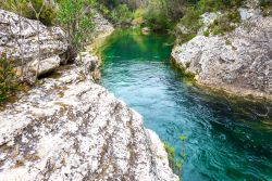 Uno scorcio paesaggistico del fiume Cassibile nella riserva naturale di Cavagrande nei pressi di Avola, Sicilia.

