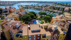 Uno scorcio panoramico dall'alto del porto di Cap d'Agde, Francia: lo sviluppo turistico di questa località risale agli anni Settanta del 1900. Oggi è una delle realtà ...