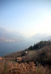Uno scorcio panoramico del lago di Como visto dalle alture di Civenna, Lombardia. Grazie alla sua collocazione geografica, Civenna offre un incantevole panorama non solo sulle rive orientali ...