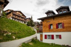 Uno scorcio panoramico del villaggio di Bettmeralp con turisti a spasso per le sue stradine, Svizzera. Questa località rappresenta la più grande area pedonale delle Alpi perché ...