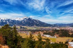 Uno scorcio panoramico del villaggio di Reutte con le Alpi sullo sfondo, Austria.

