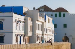 Uno scorcio panoramico della città di Asilah, Marocco. Asilah offre una tradizionale architettura araba racchiusa fra mura di impronta portoghese - © Morocko / Shutterstock.com