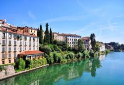 Uno scorcio panoramico della città di Bassano del Grappa, Veneto. Bassano sorge ai piedi delle Prealpi Venete nel punto in cui il Brenta sbocca dall'omonimo canale.



