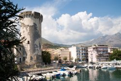 Uno scorcio panoramico della città di Formia, provincia di Latina (Lazio). SI sviluppa su una superficie di 73 chilometri quadrati all'interno del Parco Naturale dei Monti Aurunci ...