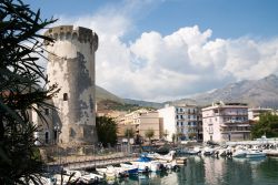 Uno scorcio panoramico della città di Formia, provincia di Latina (Lazio). SI sviluppa su una superficie di 73 chilometri quadrati all'interno del Parco Naturale dei Monti Aurunci ...