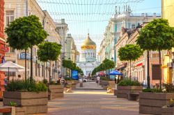 Uno scorcio panoramico della città di Rostov-on-Don, Russia: veduta di Soborny Street con la cattedrale della Natività della Vergine Maria Benedetta - © evgenii mitroshin ...