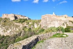 Uno scorcio panoramico della fortezza di Milazzo, Sicilia. Da alcuni anni la fortezza è sede del Mish Mash Festival, una delle rassegne di musica indie, rock e elettronica più ...
