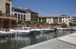 Uno scorcio panoramico della marina di Frejus, Costa Azzurra, Francia. Questa località della Provenza, con il suo porte, le sue arene, l'acquedotto e le rovine, è fra i gioielli ...