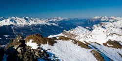 Uno scorcio panoramico delle Alpi innevate sopra Lenzerheide, Svizzera.


