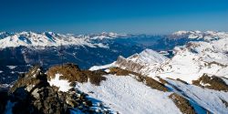 Uno scorcio panoramico delle Alpi innevate sopra Lenzerheide, Svizzera.

