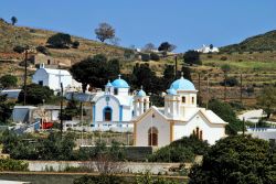 Uno scorcio panoramico dell'isola di Lipsi (Grecia) con alcune chiese ortodosse sullo sfondo.
