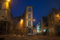 Uno scorcio panoramico di Caen, Francia, by night. Capoluogo del dipartimento del Calvados, questa cittadina si trova nella ragione della Normandia ed è attraversata dal fiume Orne.
 ...