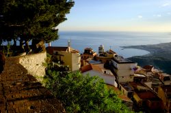 Uno scorcio panoramico di Castelmola, Sicilia. Grazie alla sua estrema vicinanza con Taormina, questa cittadina della provincia di Messina vanta una forte vocazione turistica 