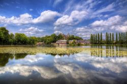Uno scorcio panoramico di Combourg, Bretagna, con il lago situato nelle vicinanze.
