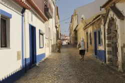 Uno scorcio panoramico di Ericeira, Portogallo. Passeggiando lungo le sue stradine si ha la possibilità di assaporare le specialità gastronomiche della regione, tutte a base di ...