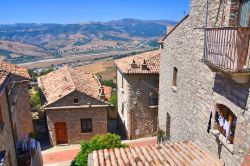 Uno scorcio panoramico di Guardia Perticara, Basilicata. Il borgo ha un fascino che sembra proiettarlo fuori dal tempo.
