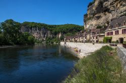 Uno scorcio panoramico di La Roque Gageac il borgo sul fiume Dordogna in Francia