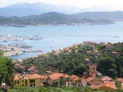 Uno scorcio panoramico di La Spezia, Liguria. Al bel territorio dalle asperità e dai colori suggestivi si affiancano una serie di gioielli artistici e storici che rendono La Spezia una ...